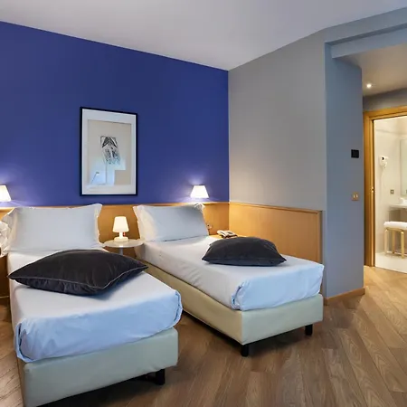 Western Executive Hotel&suites 4*