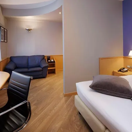 Western Executive Hotel&suites 4*