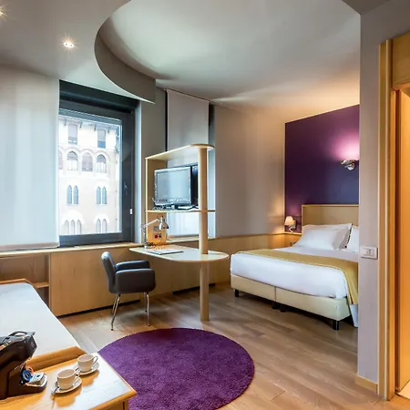 Western Executive Hotel&suites 4*